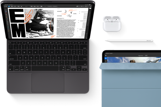 iPad Pro mit Magic Keyboard, Vorderansicht, Farbe Space Schwarz, gerundete Ecken, schwarzer Displayrand, geöffnet, das Display zeigt eine App zum Bearbeiten von Artikeln mit Text und einem Foto einer Frau, die Musik spielt, AirPods 4 im geöffneten Case, blaues Smart Folio Cover auf dem iPad Pro mit dem Apple Pencil Pro, der oben am Gerät haftet, das Cover ist leicht geöffnet und zeigt das Display