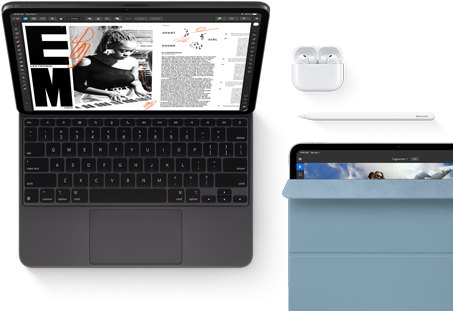 iPad Pro mit Magic Keyboard, Vorderansicht, Farbe Space Schwarz, gerundete Ecken, schwarzer Displayrand, geöffnet, das Display zeigt eine App zum Bearbeiten von Artikeln mit Text und einem Foto einer Frau, die Musik spielt, AirPods 4 im geöffneten Case, blaues Smart Folio Cover auf dem iPad Pro mit dem Apple Pencil Pro, der oben am Gerät haftet, das Cover ist leicht geöffnet und zeigt das Display