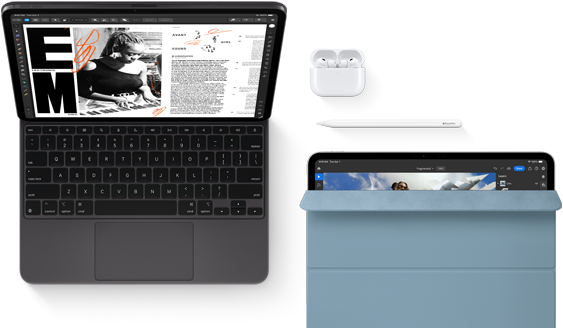 iPad Pro mit Magic Keyboard, Vorderansicht, Farbe Space Schwarz, gerundete Ecken, schwarzer Displayrand, geöffnet, das Display zeigt eine App zum Bearbeiten von Artikeln mit Text und einem Foto einer Frau, die Musik spielt, AirPods 4 im geöffneten Case, blaues Smart Folio Cover auf dem iPad Pro mit dem Apple Pencil Pro, der oben am Gerät haftet, das Cover ist leicht geöffnet und zeigt das Display