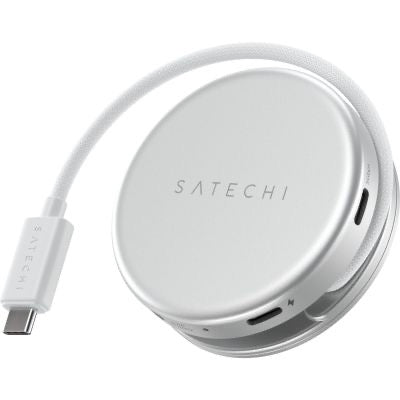Ein eleganter, runder, silberner Satechi OntheGo 5-in-1-Multiport-Adapter mit kurzem Kabel verfügt über mehrere Anschlüsse am Rand und den Aufdruck „SATECHI“ auf der Oberseite – damit ist er die ideale Ergänzung für Ihr Satechi OntheGo-Tech-Setup.