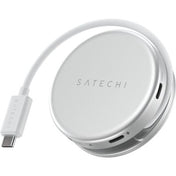 Ein eleganter, runder, silberner Satechi OntheGo 5-in-1-Multiport-Adapter mit kurzem Kabel verfügt über mehrere Anschlüsse am Rand und den Aufdruck „SATECHI“ auf der Oberseite – damit ist er die ideale Ergänzung für Ihr Satechi OntheGo-Tech-Setup.
