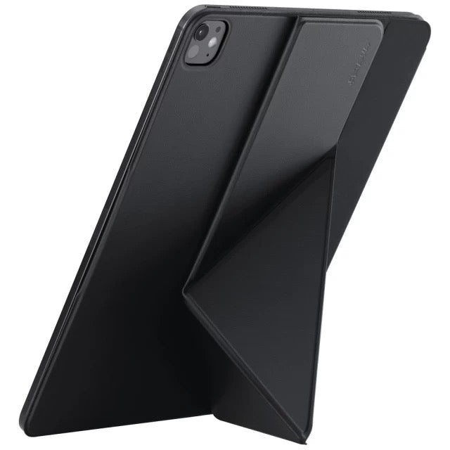 Pitaka Folio 3 iPad Pro 13 Zoll (M4/M5) Siyah kılıf içindeki siyah bir tablet, dik konumda duruyor.
