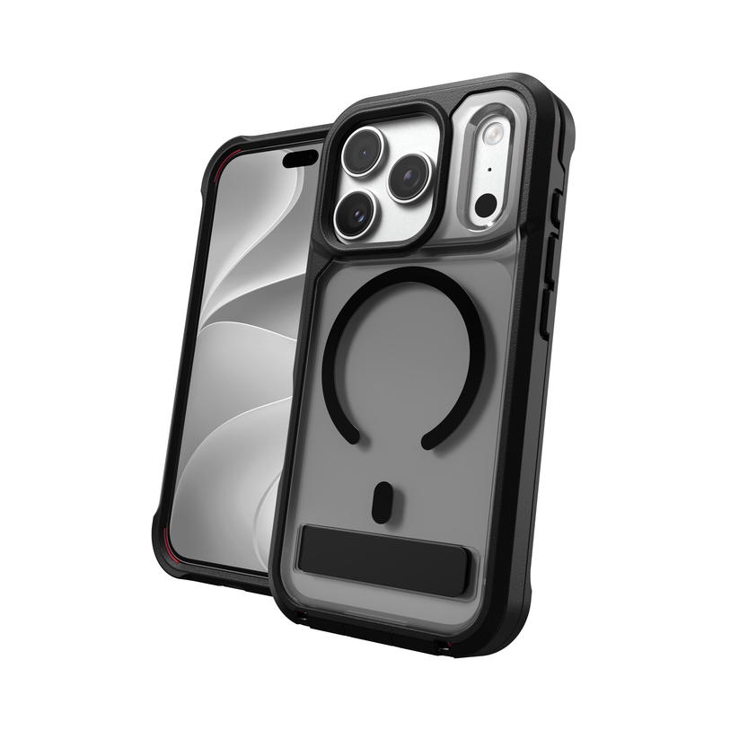 ZAGG markalı iki adet duman siyahı akıllı telefon kılıfı sergileniyor; bunlardan biri içinde telefon bulunan ön yüzünü gösterirken, diğeri ise hassas kamera açıklıkları, dairesel bir MagSafe halkası ve dikdörtgen bir stand alanına sahip arka yüzünü öne çıkarıyor. Bu ZAGG Rainier Snap standlı kılıflar, MagSafe ile uyumludur ve özellikle iPhone 17 Pro Max veya 18 Pro Max için koruyucu kılıf olarak tasarlanmıştır.