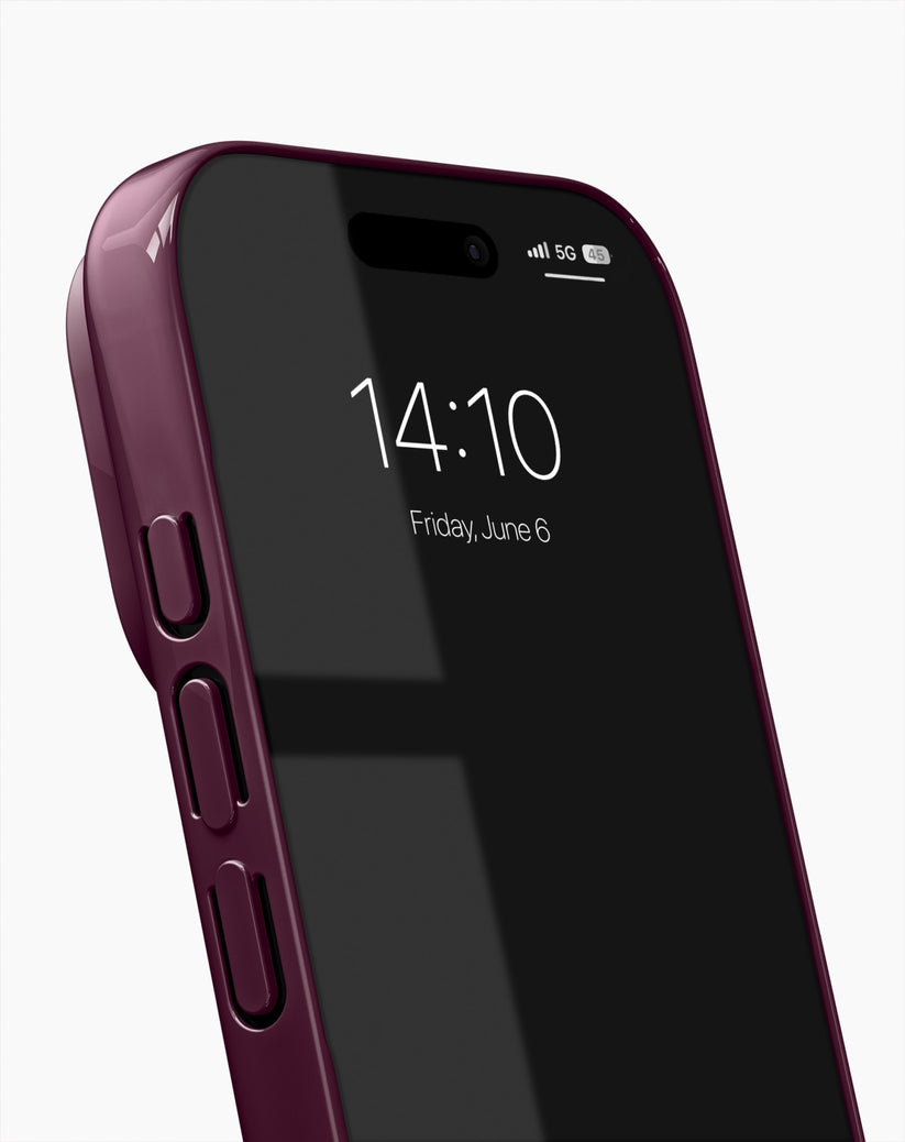 Eine Nahaufnahme eines modernen iPhone 17 Pro/18 Pro zeigt auf dem Bildschirm die Uhrzeit 14:10 Uhr und das Datum Freitag, 6. Juni, während das Gerät in der „Ideal of Sweden Hülle mit MagSafe – Glossy Cherry“ steckt. Oben rechts auf dem Display sind die Symbole für das 5G-Signal und den Akkustand zu sehen.
