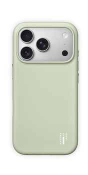 Eine salbeigrüne Silikonhülle von Ideal of Sweden mit MagSafe, die für das iPhone 17 Pro Max/18 Pro Max entwickelt wurde, ist auf einem Smartphone mit drei Kameralinsen und einer Blitzeöffnung abgebildet. Die Hülle trägt in der unteren rechten Ecke den weißen Aufdruck „IDEAL OF SWEDEN“ und ist MagSafe-kompatibel, was ein müheloses Aufladen ermöglicht.