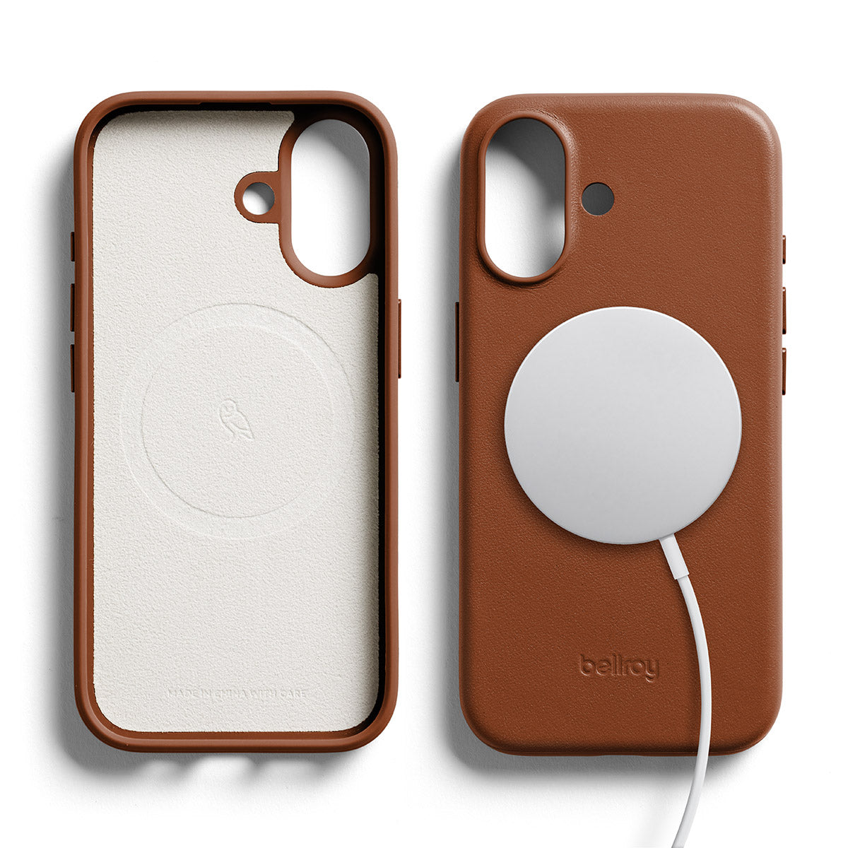 Abgebildet sind zwei Bellroy-Hüllen für das iPhone 17 ohne Kartenfach in der Farbe „Rust“: Bei einer ist das weiche Innenfutter zu sehen, während an der Rückseite der anderen ein weißes, rundes, MagSafe-kompatibles kabelloses Ladegerät angebracht ist. Beide Bellroy-Hüllen verfügen über präzise Kameraausschnitte und freiliegende Seitentasten und wurden speziell als iPhone-17-Hüllen entwickelt.