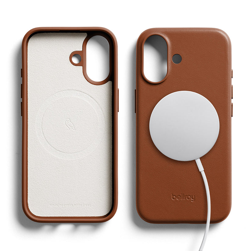 Abgebildet sind zwei Bellroy-Hüllen für das iPhone 17 ohne Kartenfach in der Farbe „Rust“: Bei einer ist das weiche Innenfutter zu sehen, während an der Rückseite der anderen ein weißes, rundes, MagSafe-kompatibles kabelloses Ladegerät angebracht ist. Beide Bellroy-Hüllen verfügen über präzise Kameraausschnitte und freiliegende Seitentasten und wurden speziell als iPhone-17-Hüllen entwickelt.