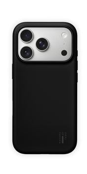 Siyah renkli Ideal of Sweden MagSafe Silikon Kılıf iPhone 17 Pro/18 Pro, iPhone 17 Pro’nun arka yüzünü kaplayarak üç kamera merceğini ve flaşı ortaya çıkarır. Kılıfın sağ alt köşesinde küçük harflerle yazılmış, göze çarpmayan bir “Ideal of Sweden” logosu bulunur.