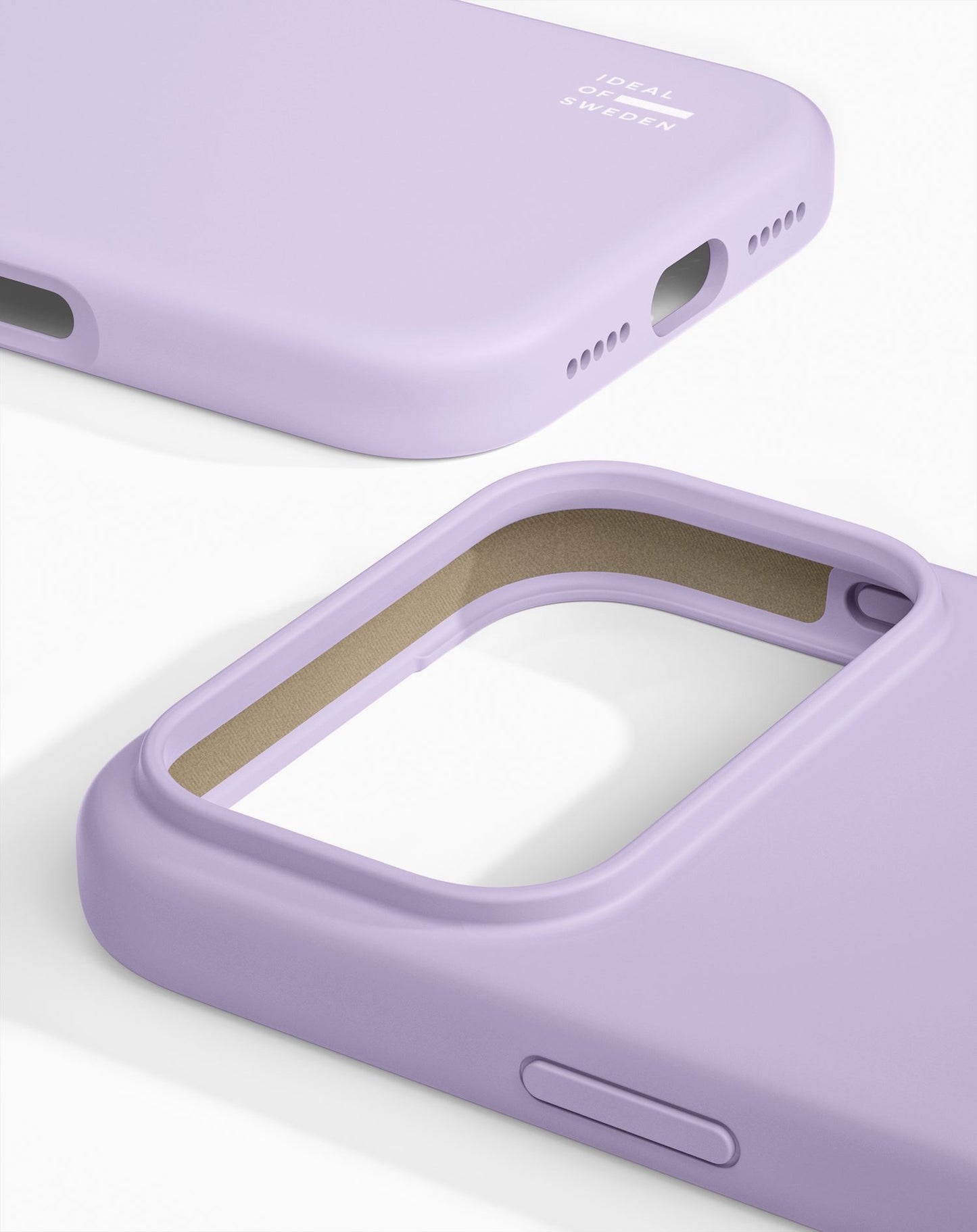 Nahaufnahme der hellvioletten „Ideal of Sweden“-Silikonhülle mit MagSafe für das iPhone 17 Pro Max/18 Pro Max in der Farbe „Lavender Milk“, bei der die Kameraaussparung, die Seitentaste und die Anschlüsse an der Unterseite besonders hervorgehoben sind. Die Innenseite ist mit einem hellbraunen Futter ausgestattet, das das skandinavisch inspirierte Design perfekt ergänzt.
