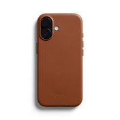 Eine Bellroy-Handyhülle in der Farbe „Rust“, die für das iPhone 17 konzipiert ist und keine Kartenfächer hat, wird vor einem weißen Hintergrund gezeigt. Die Hülle ist MagSafe-kompatibel und verfügt über zwei Kameraausschnitte, einen Blitz sowie Seitentasten. Das Wort „bellroy“ ist am unteren Rand dieser eleganten Handyhülle geprägt.