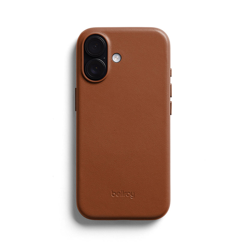 Eine Bellroy-Handyhülle in der Farbe „Rust“, die für das iPhone 17 konzipiert ist und keine Kartenfächer hat, wird vor einem weißen Hintergrund gezeigt. Die Hülle ist MagSafe-kompatibel und verfügt über zwei Kameraausschnitte, einen Blitz sowie Seitentasten. Das Wort „bellroy“ ist am unteren Rand dieser eleganten Handyhülle geprägt.