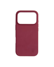 Eine Silikonhülle von Ideal of Sweden mit MagSafe für das iPhone 17 Pro/18 Pro in der Farbe „Fine Wine“, mit einer großen rechteckigen Kameraaussparung und skandinavischem Design für einen eleganten, modernen Look, abgebildet vor weißem Hintergrund.