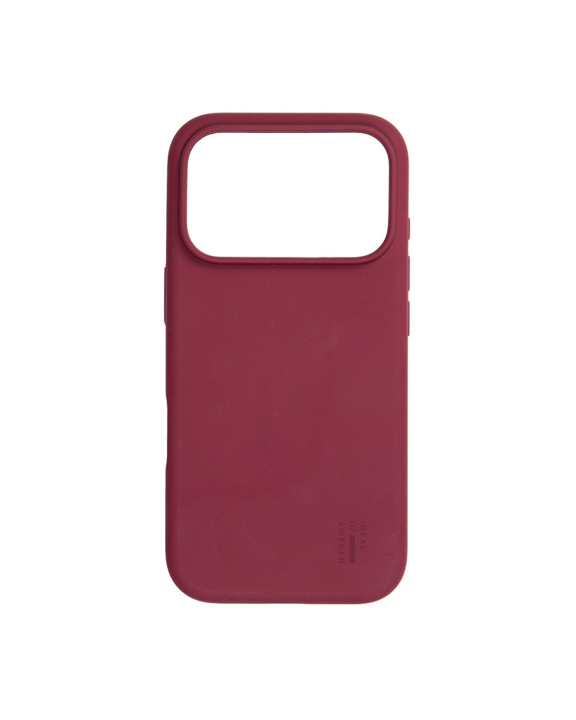 Eine Silikonhülle von Ideal of Sweden mit MagSafe für das iPhone 17 Pro/18 Pro in der Farbe „Fine Wine“, mit einer großen rechteckigen Kameraaussparung und skandinavischem Design für einen eleganten, modernen Look, abgebildet vor weißem Hintergrund.
