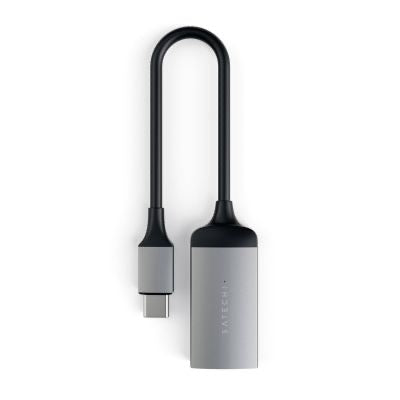 Ein space-grauer Satechi-Adapter vom Typ C auf 4K-HDMI mit einem kurzen Kabel, das an einem Ende über einen USB-C-Anschluss und am anderen Ende über einen HDMI-Anschluss verfügt. Das elegante silberne Gehäuse ist mit dem Satechi-Logo versehen und bietet zuverlässige 4K-Konnektivität für eine reibungslose Leistung.