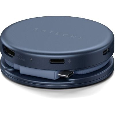 Ein runder, indigoblauer „Satechi OntheGo 5-in-1 Multiport-Adapter“ von Satechi mit HDMI-, USB-C- und weiteren Anschlussmöglichkeiten ist abgebildet, wobei das Kabel ordentlich um den Sockel gewickelt ist.