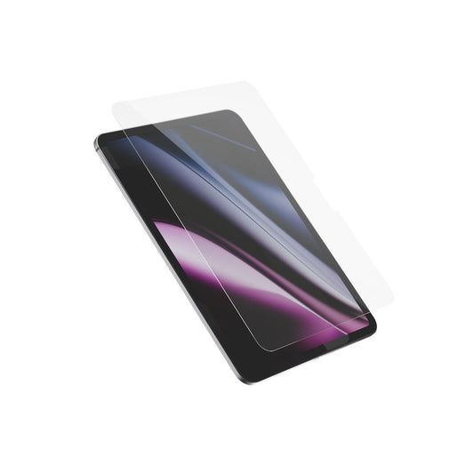 Ein „Epico Panzerglas für iPad Pro 11 M4/M5“-Displayschutz von Epico wird auf ein iPad Pro 11 M4/M5 aufgebracht, dessen Bildschirm vor einem weißen Hintergrund dunkel erscheint und violette sowie blaue Reflexe aufweist.