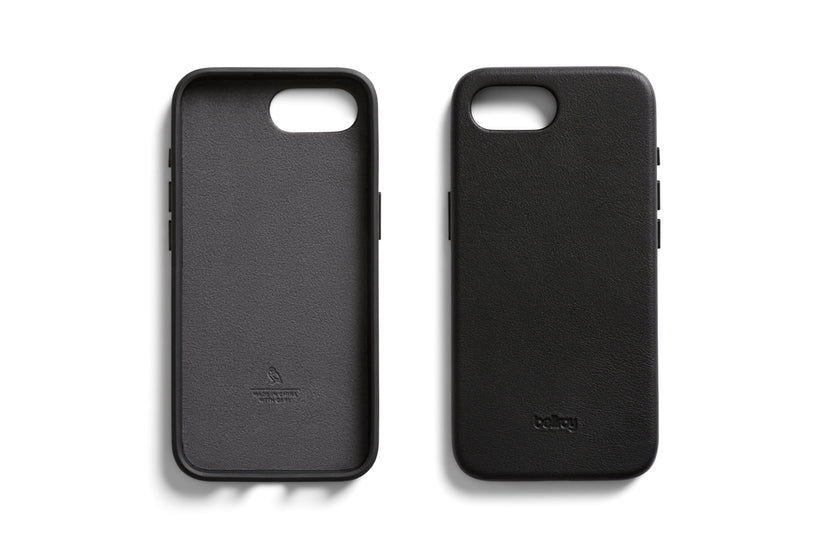 Zwei schwarze Bellroy-Hüllen für das iPhone 16e/17e mit Platz für 0 Karten sind nebeneinander auf weißem Hintergrund abgebildet; die Hülle auf der linken Seite zeigt die Innenseite, während die auf der rechten Seite die Außenseite mit dem sichtbaren Bellroy-Markennamen zeigt. Diese Hülle ist MagSafe-kompatibel und bietet eleganten Schutz in Kombination mit hochwertigem Design für Ihr iPhone 16e.