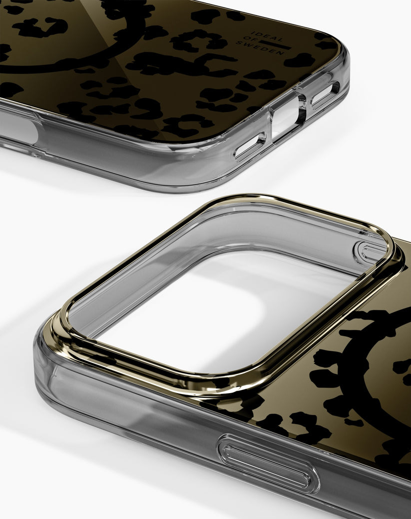 Zwei Nahaufnahmen der „Hülle mit MagSafe“ von Ideal of Sweden für das iPhone 17 Pro/18 Pro – Leo Ombre zeigen ihr transparentes Design mit einem abstrakten Leopardenmuster in Schwarz und Braun. Die Bilder zeigen die präzise ausgearbeiteten Tastenaussparungen und den detailreichen Kameraausschnitt. Diese MagSafe-Hülle von Ideal of Sweden verbindet stilvollen Schutz mit praktischen Funktionen und spiegelt die für die Marke typische Eleganz wider.