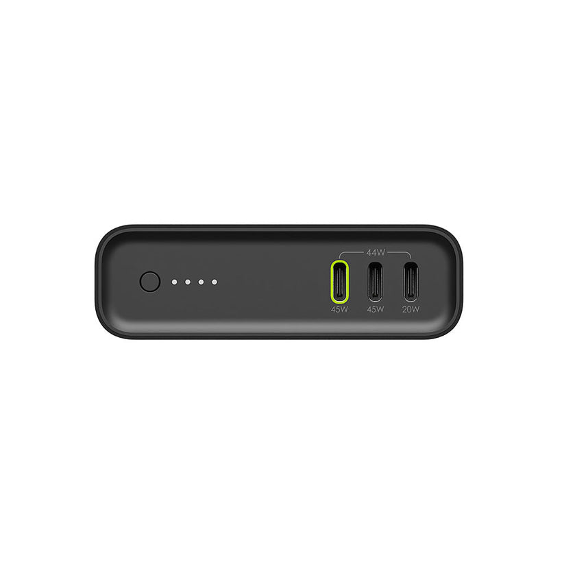 Mophie’nin siyah renkli, dikdörtgen şekilli taşınabilir şarj cihazı olan mophie Powerstation Pro 20K - Schwarz, üç adet USB bağlantı noktası (biri yeşil renkli), dört adet LED gösterge ışığı ve bağlantı noktalarının yanında yer alan güç değerleri etiketlerine (45 W, 44 W, 20 W) sahiptir. Beyaz bir arka plan üzerinde gösterilen bu 20.000 mAh yüksek kapasiteli taşınabilir şarj cihazı, hareket halindeyken tüm cihazlarınız için güvenilir şarj imkanı sunar.