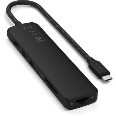 Der schwarze Satechi USB-C 7-in-1 Slim Multiport-Adapter mit Ethernet verfügt über mehrere Anschlüsse, darunter USB-Anschlüsse und Speicherkartensteckplätze, und wird über ein geflochtenes USB-C-Kabel angeschlossen.