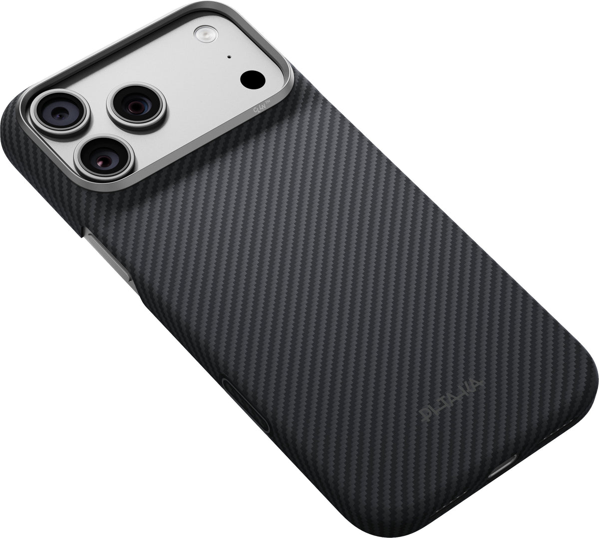 PITAKA Aramid Edge Kılıf (iPhone 17 Pro Max/18 Pro Max için, Siyah) içindeki üç lensli kameraya sahip bir akıllı telefon; dokulu siyah karbon fiber kaplamaya sahip olan bu kılıf, arkadan bir açıyla bakıldığında bu birinci sınıf PITAKA kılıfın ultra ince tasarımını öne çıkarıyor.