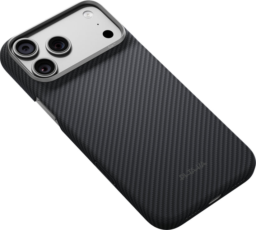 PITAKA Aramid Edge Kılıf (iPhone 17 Pro Max/18 Pro Max için, Siyah) içindeki üç lensli kameraya sahip bir akıllı telefon; dokulu siyah karbon fiber kaplamaya sahip olan bu kılıf, arkadan bir açıyla bakıldığında bu birinci sınıf PITAKA kılıfın ultra ince tasarımını öne çıkarıyor.