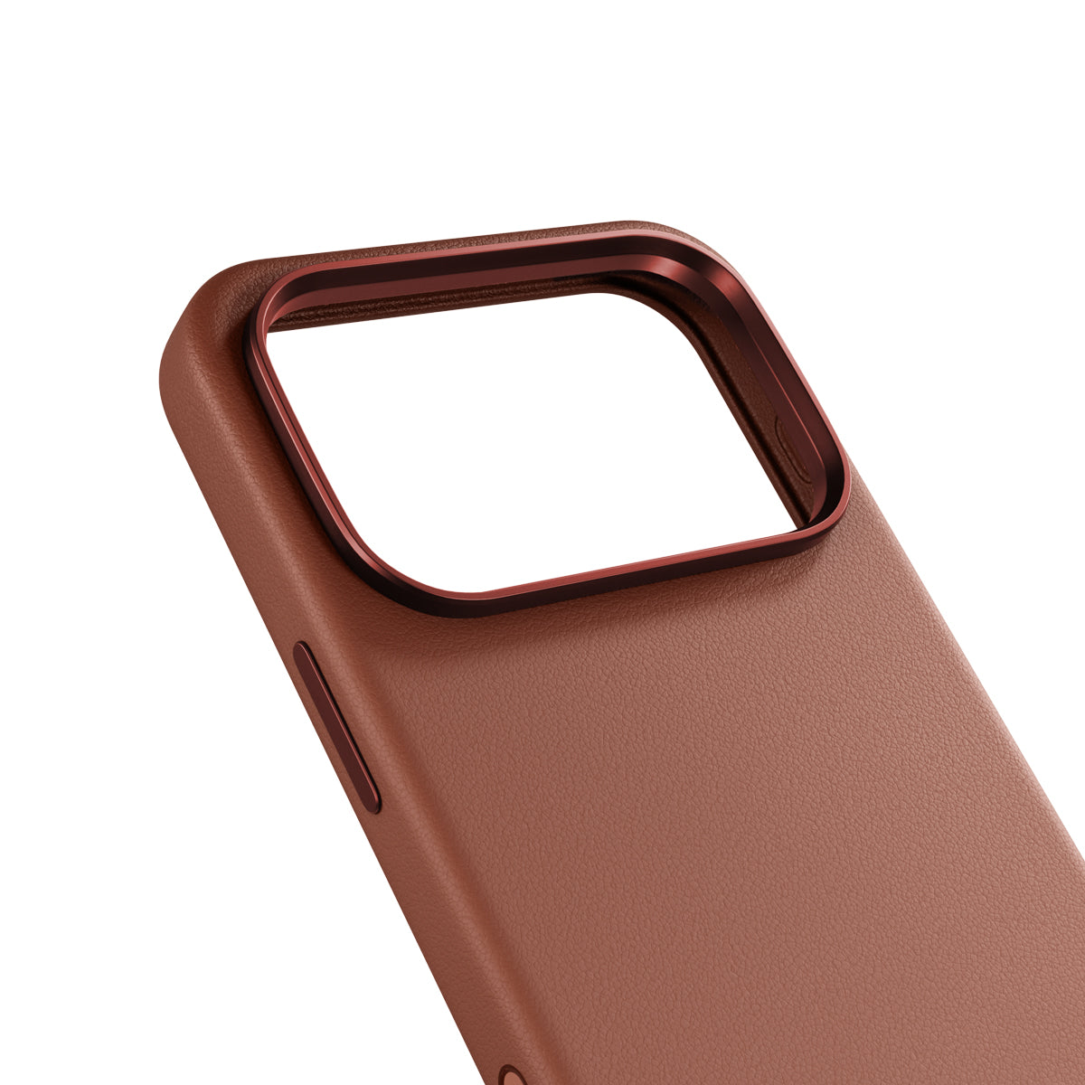Eine Nahaufnahme der „Epico Lederhülle für iPhone 17 Pro Max/18 Pro Max – Braun“ zeigt eine edle braune Hülle mit einem markanten metallischen Kameraring, aufgenommen aus einem schrägen Winkel vor weißem Hintergrund. Diese hochwertige iPhone-Hülle von Epico vereint elegante Handwerkskunst und hervorragenden Schutz für Ihr Gerät.