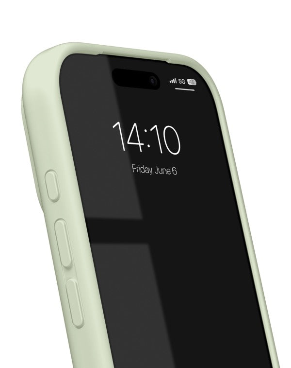 Ein Smartphone mit der „Ideal of Sweden“-Silikonhülle mit MagSafe für das iPhone 17 Pro/18 Pro in der Farbe „Sage Green“, die im skandinavischen Design gestaltet ist, zeigt auf seinem Bildschirm die Uhrzeit 14:10 Uhr und das Datum Freitag, den 6. Juni an. Das Smartphone ist in einem Winkel abgebildet, der die Seitentasten und einen Teil des reflektierenden Displays hervorhebt.