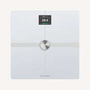 Eine stilvolle Withings Body SMART WLAN-Körperwaage in Weiß mit einem runden Metallakzent in der Mitte und einer Anzeige mit dem Wert „FAT % 28,4“ – ideal für die Körperanalyse zur Unterstützung Ihrer Gesundheitsziele. Der Markenname „Withings“ ist unten zu sehen.