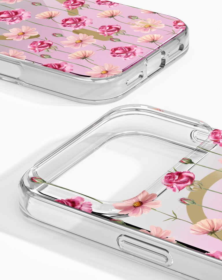 Auf einer weißen Fläche sind zwei transparente Handyhüllen mit einem rosa Blumenmotiv aus Rosen und Gänseblümchen zu sehen – eine zeigt das Design der Rückseite, die andere hebt die Ecken und Seiten hervor. Diese eleganten „Ideal of Sweden“-Hüllen mit MagSafe für das iPhone 17 Pro Max/18 Pro Max im Design „Rose Blush Floral“ vereinen Stil und Funktionalität, inspiriert von der charakteristischen Ästhetik von Ideal of Sweden.