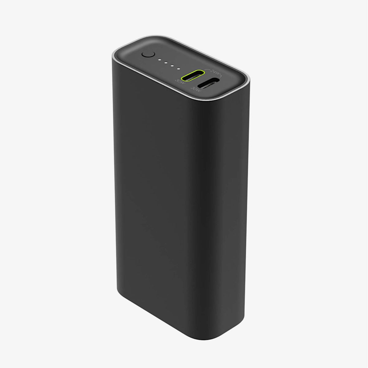 Beyaz bir arka plan önünde bir mophie Powerstation 10K - Schwarz taşınabilir şarj cihazı gösterilmektedir. mophie markalı bu cihaz, 10.000 mAh kapasiteye, LED gösterge ışıklarına ve biri USB-A, diğeri USB-C olmak üzere iki şarj bağlantı noktasına sahiptir; bu özellikleri sayesinde hareket halindeyken cihazlarınızı şarj etmek için ideal bir seçimdir.