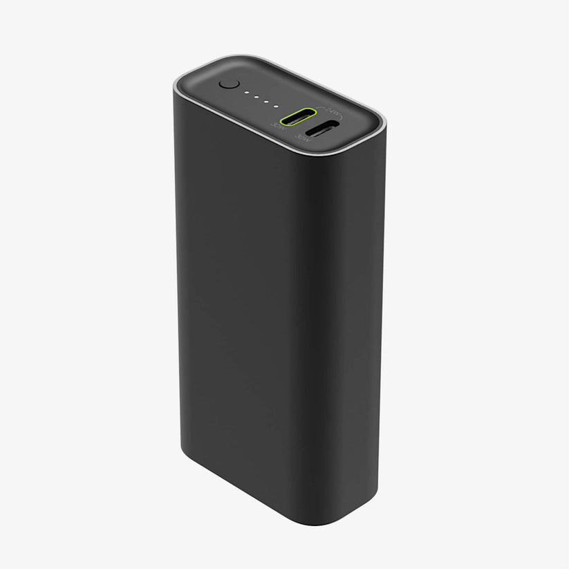 Beyaz bir arka plan önünde bir mophie Powerstation 10K - Schwarz taşınabilir şarj cihazı gösterilmektedir. mophie markalı bu cihaz, 10.000 mAh kapasiteye, LED gösterge ışıklarına ve biri USB-A, diğeri USB-C olmak üzere iki şarj bağlantı noktasına sahiptir; bu özellikleri sayesinde hareket halindeyken cihazlarınızı şarj etmek için ideal bir seçimdir.