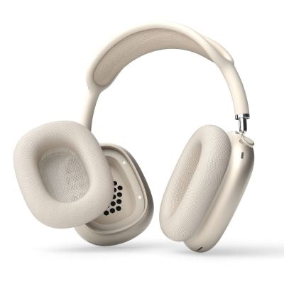 Das Vonmählen Air Cushions Etui für AirPods Max in der Farbe „Champagne“ wird so präsentiert, dass eine Ohrmuschel leicht nach außen gedreht ist, um das innere Netzgewebe und den Lautsprecher zu zeigen. Der Kopfbügel und die Ohrpolster, die für Komfort im typischen Vonmählen-Design gefertigt sind, wirken luxuriös gepolstert.