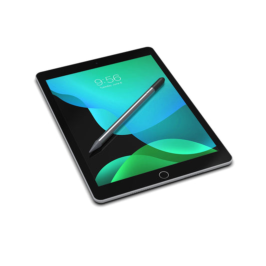 Ein Tablet mit einem ZAGG Pro Stylus Pen, schwarz von ZAGG, das auf seinem Bildschirm ruht und die Uhrzeit 9:56 sowie bunte abstrakte blaue und grüne Formen auf weißem Hintergrund zeigt.