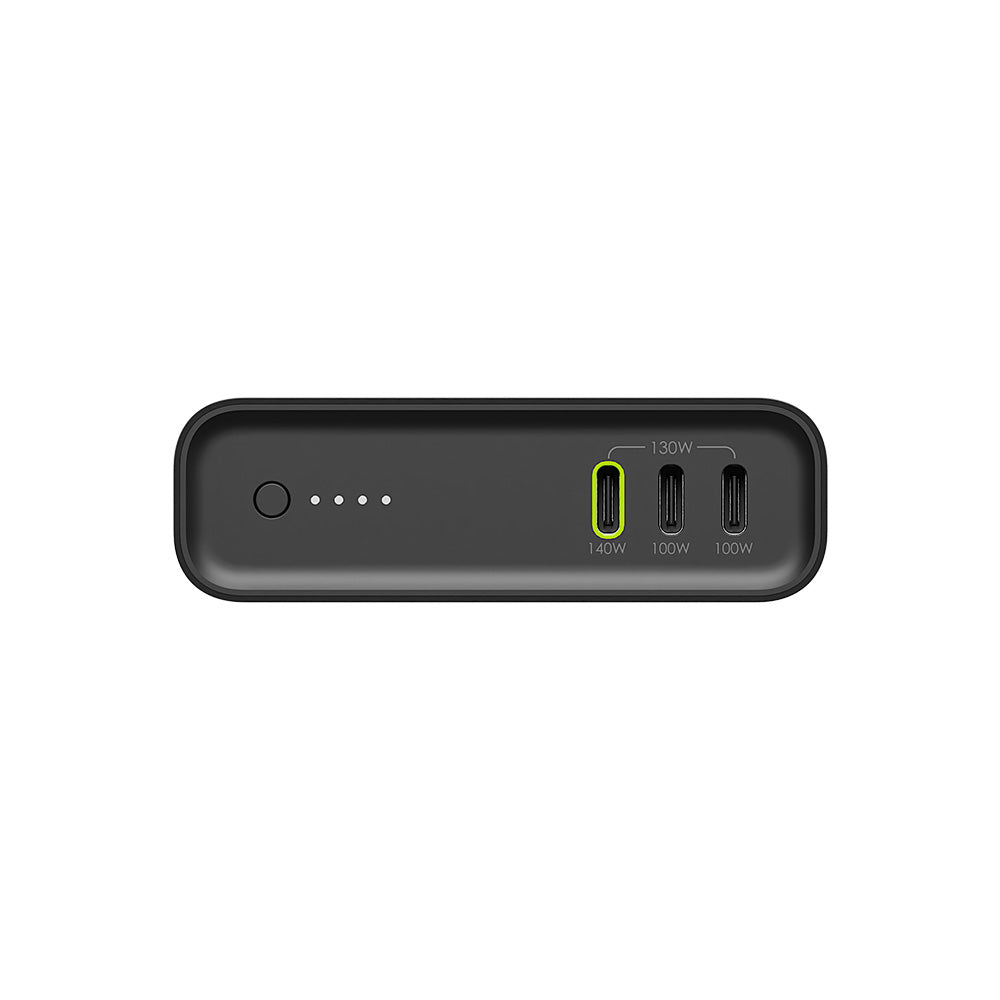 Die mophie Powerstation Ultra 25K – Schwarz, eine schwarze Powerbank von mophie, verfügt über vier LED-Anzeigeleuchten und drei USB-Anschlüsse mit den Bezeichnungen 140 W, 100 W und 100 W. Der Anschluss ganz links, der durch einen grünen Rahmen hervorgehoben ist, unterstützt das schnelle Laden Ihrer Geräte. Mit einer beachtlichen Kapazität von 25.000 mAh wird sie vor einem weißen Hintergrund präsentiert.