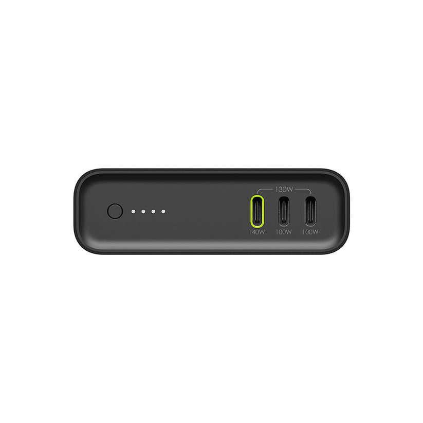 Die mophie Powerstation Ultra 25K – Schwarz, eine schwarze Powerbank von mophie, verfügt über vier LED-Anzeigeleuchten und drei USB-Anschlüsse mit den Bezeichnungen 140 W, 100 W und 100 W. Der Anschluss ganz links, der durch einen grünen Rahmen hervorgehoben ist, unterstützt das schnelle Laden Ihrer Geräte. Mit einer beachtlichen Kapazität von 25.000 mAh wird sie vor einem weißen Hintergrund präsentiert.