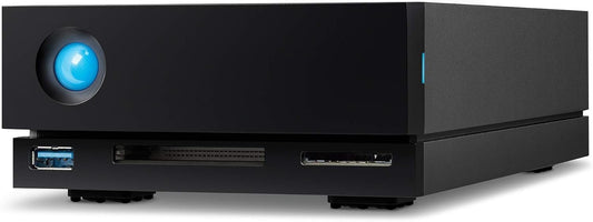 Die LaCie 1big Dock Thunderbolt 3, 8TB ist eine elegante schwarze externe Festplatte für Filmemacher mit einer blauen runden Taste, mehreren Anschlüssen, einschließlich USB und Speicherkartensteckplätzen, in einem rechteckigen Design.