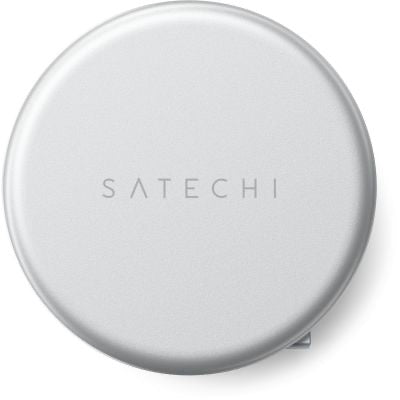 Ein runder, silberner Satechi OntheGo 5-in-1-Multiport-Adapter mit glatter Oberfläche und dem SATECHI-Logo in der Mitte der Oberseite, von oben auf weißem Hintergrund betrachtet.