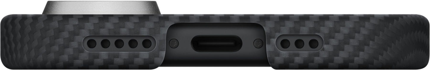Nahaufnahme der Unterkante der PITAKA Aramid Ultra Slim Hülle für das iPhone 17, Schwarz, mit den Aussparungen für die Lautsprecher, einer zentralen Öffnung für den Ladeanschluss und einer Kameraausbuchtung auf der linken Seite. Diese Hülle von PITAKA bietet erstklassigen Schutz und besticht durch ihre charakteristische Carbon-Optik.