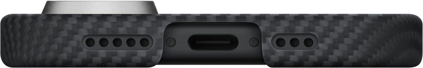 Nahaufnahme der Unterkante der PITAKA Aramid Ultra Slim Hülle für das iPhone 17, Schwarz, mit den Aussparungen für die Lautsprecher, einer zentralen Öffnung für den Ladeanschluss und einer Kameraausbuchtung auf der linken Seite. Diese Hülle von PITAKA bietet erstklassigen Schutz und besticht durch ihre charakteristische Carbon-Optik.