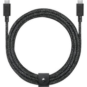 Ein schwarzes, geflochtenes 3 m langes Native Union Belt Cable XL USB-C-zu-USB-C-Kabel in der Farbe „Cosmos“, ordentlich aufgerollt und mit einem kleinen Lederriemen gesichert. Beide Stecker, die mit dem Native Union-Logo versehen sind, sind an den Enden sichtbar.