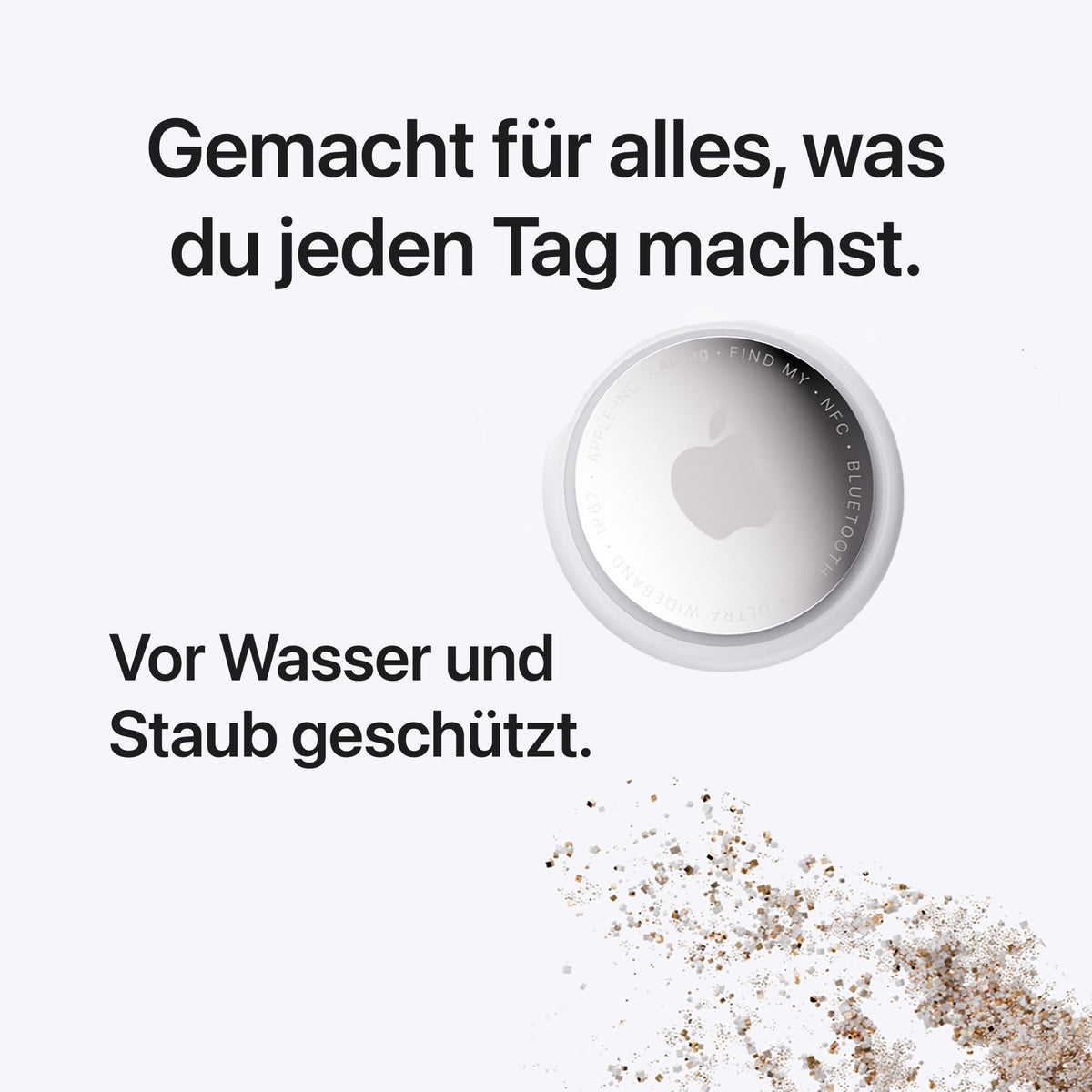 Ein Apple AirTag, 4er-Pack (2026), der auf einem kleinen Sandhaufen platziert ist, mit den Bildunterschriften Gemacht für alles, was du jeden Tag machst und Vor Wasser und Staub geschützt, zur Verwendung mit der Wo ist?-App.