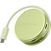 Der Satechi OntheGo 5-in-1-Multiport-Adapter (Citrus) ist ein runder, hellgrüner Adapter mit einem kurzen geflochtenen Kabel und mehreren Anschlüssen am Rand für vielseitige Anschlussmöglichkeiten – eine ideale Lösung für unterwegs von Satechi.