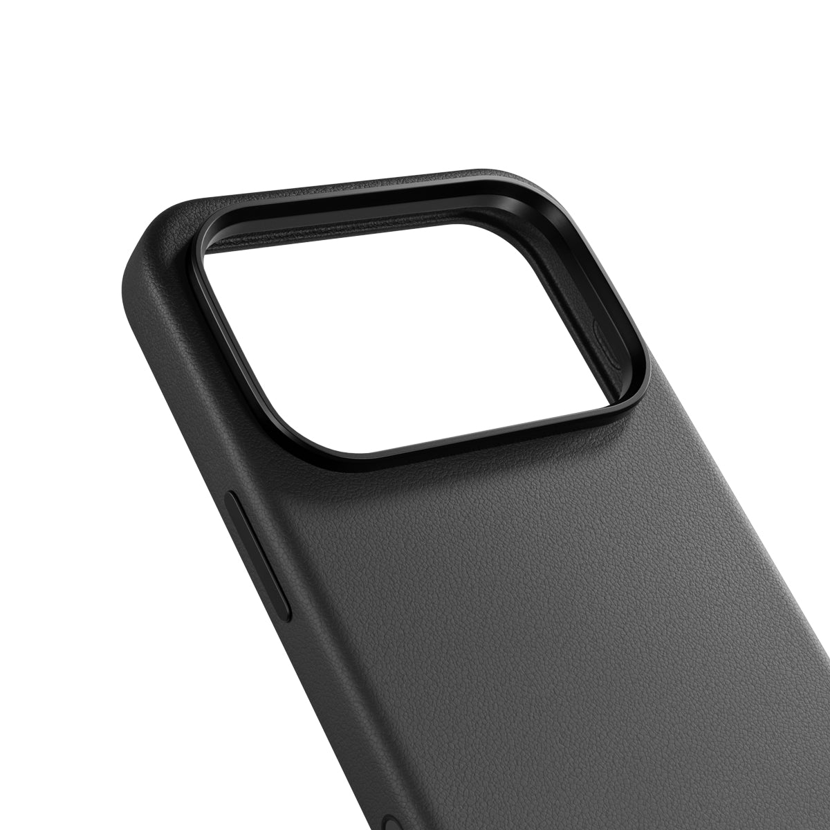 Eine Nahaufnahme der „Epico Leder Case für iPhone 17 Pro/18 Pro in Schwarz“ von Epico, zu sehen mit einem erhöhten Kamerarand, einer strukturierten Lederoberfläche und einer sichtbaren Aussparung für die Seitentaste vor weißem Hintergrund.