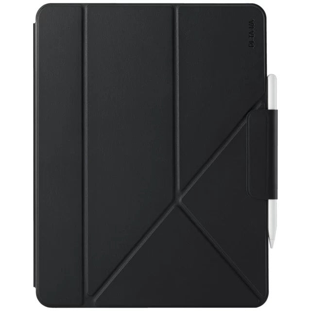 Yan tarafına stylus takılı, Black Pitaka Folio 3 iPad Pro 13 inç (M4/M5) katlanabilir tablet kılıfı.