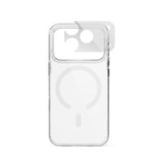 Die „Epico Clear Case mit MagSafe für iPhone 17 Pro Max/18 Pro Max“ von Epico wird von hinten vor einem weißen Hintergrund gezeigt, wobei der MagSafe-Ring und eine Schutzfolie, die im Bereich der Kamera teilweise abgezogen ist, besonders hervorgehoben werden.