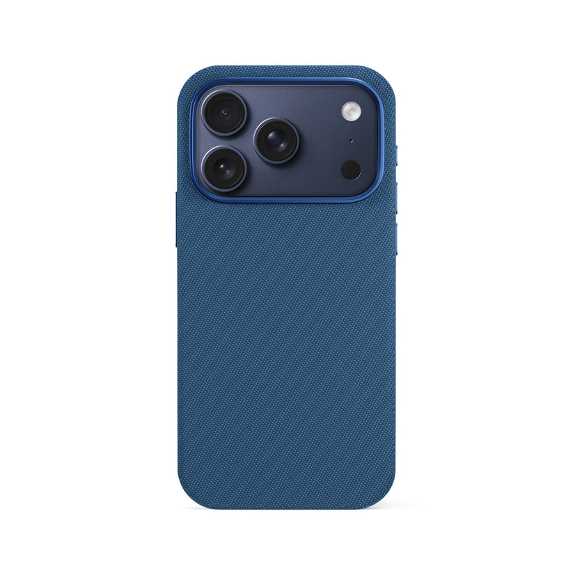 IPhone 17 Pro/18 Pro için tasarlanmış mavi renkli, dokulu Epico SolidWoven Pro kılıf, arka taraftan gösterilmiştir; üç kamera merceği, bir flaş ve bir sensör için hassas kesimlere sahiptir — şık bir koruma arayanlar için mükemmeldir.