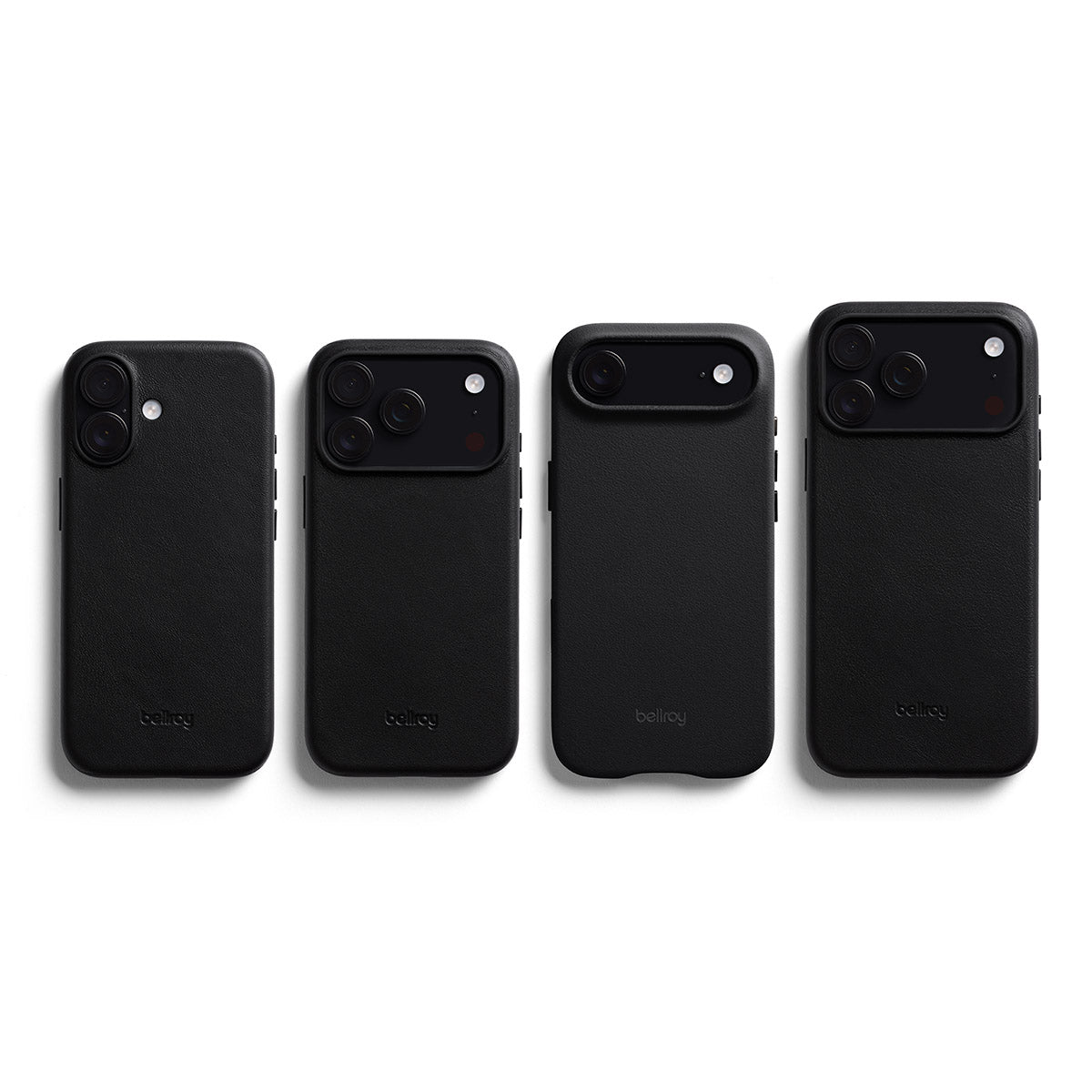 Vier schwarze Smartphone-Hüllen stehen aufrecht in einer Reihe; jede ist für ein anderes Handymodell mit unterschiedlichen Kameraausschnitten konzipiert. Alle zeichnen sich durch ein schlichtes, minimalistisches Design aus. Darunter befindet sich die Bellroy-Hülle „Phone Case – 0 Card“ für das iPhone 17 in der Farbe „Rust“, die MagSafe-kompatibel ist und Stil mit Funktionalität für Ihr Gerät vereint.