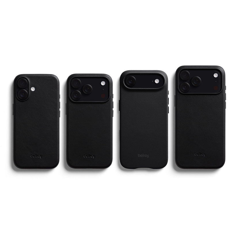 Vier schwarze Smartphone-Hüllen stehen aufrecht in einer Reihe; jede ist für ein anderes Handymodell mit unterschiedlichen Kameraausschnitten konzipiert. Alle zeichnen sich durch ein schlichtes, minimalistisches Design aus. Darunter befindet sich die Bellroy-Hülle „Phone Case – 0 Card“ für das iPhone 17 in der Farbe „Rust“, die MagSafe-kompatibel ist und Stil mit Funktionalität für Ihr Gerät vereint.