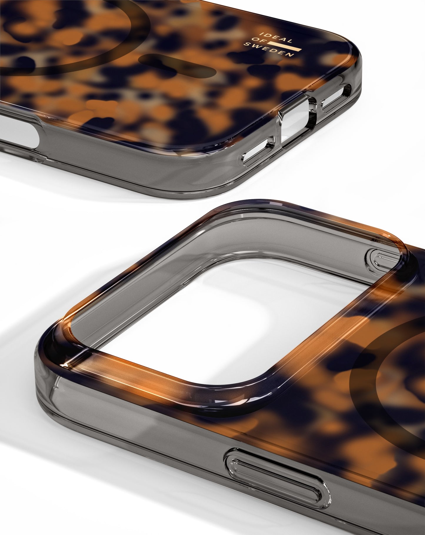 Nahaufnahme von zwei „Ideal of Sweden Transparente Hülle mit MagSafe iPhone 17 Pro/18 Pro – Tortoise“-Hüllen, die ein braun-schwarzes Schildpattmuster mit transparenten Rändern aufweisen und aus verschiedenen Blickwinkeln vor einem weißen Hintergrund fotografiert wurden. Diese Handyhüllen verbinden skandinavisches Design mit eleganter, moderner Funktionalität.